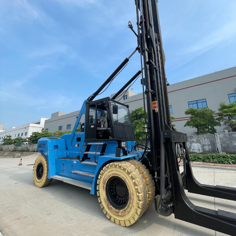 SOCMA HNF-200 Marina Forklift For Boat Lifting in Marinas