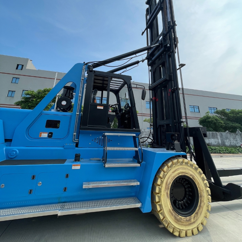 SOCMA HNF-250 Marina Forklift For Boat Lifting in Marinas
