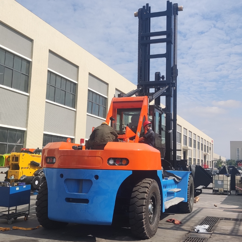 SOCMA HNF-250 Marina Forklift For Boat Lifting in Marinas